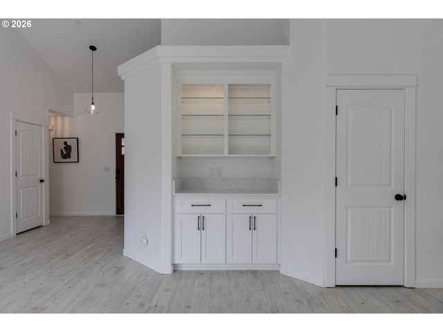 612 N 6TH St, Carlton, OR 97111