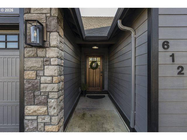 612 N 6TH St, Carlton, OR 97111