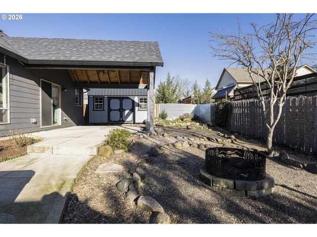 612 N 6TH St, Carlton, OR 97111