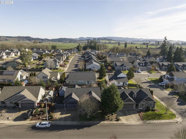 612 N 6TH St, Carlton, OR 97111