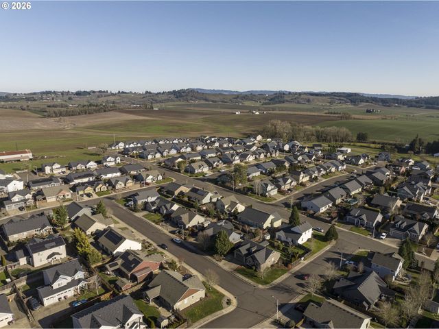 612 N 6TH St, Carlton, OR 97111