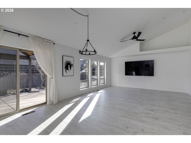 612 N 6TH St, Carlton, OR 97111