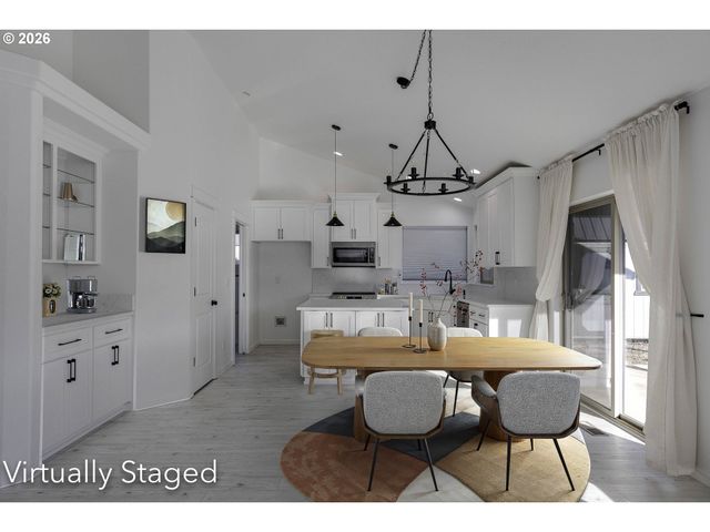 612 N 6TH St, Carlton, OR 97111