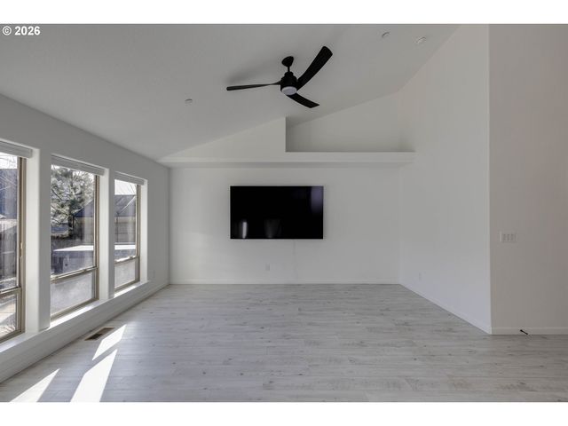 612 N 6TH St, Carlton, OR 97111