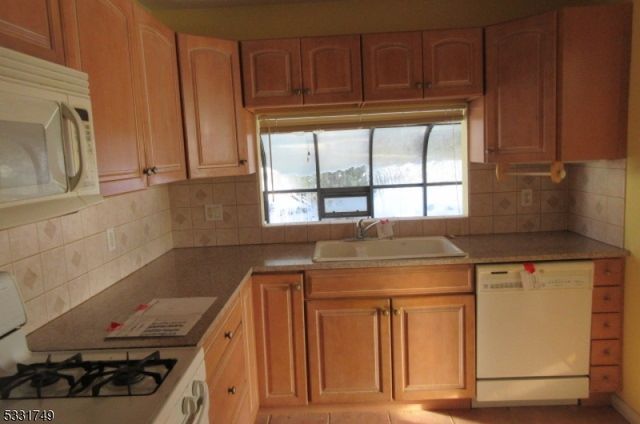 11 Overlook Ter, Ringwood Boro, NJ 07456