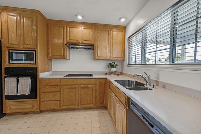 24825 Santa Clara St, Hayward, CA 94544