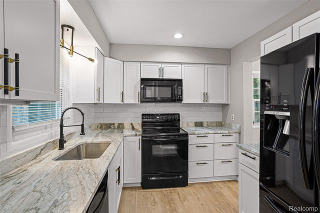 5232 Breeze Hill Place, Troy, MI 48098
