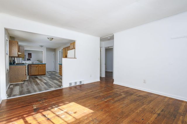 621 E Meyers Avenue, Hazel Park, MI 48030