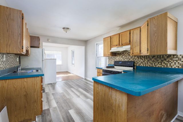 621 E Meyers Avenue, Hazel Park, MI 48030