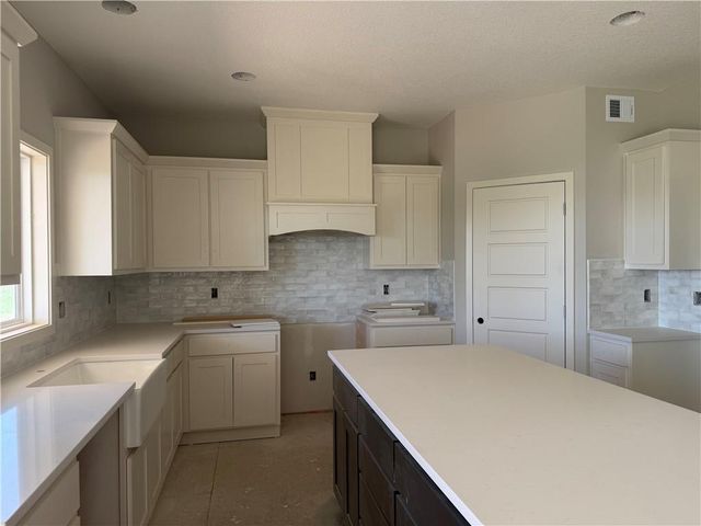19799 W 114th Place, Olathe, KS 66061
