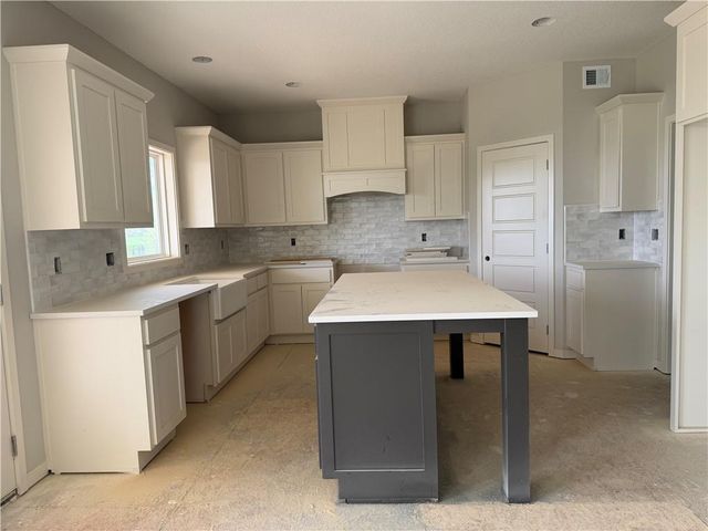 19799 W 114th Place, Olathe, KS 66061