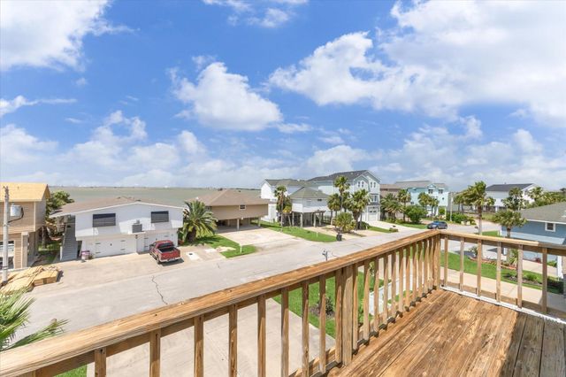 1339 Outrigger, Tiki Island, TX 77554