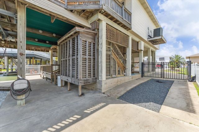 1339 Outrigger, Tiki Island, TX 77554