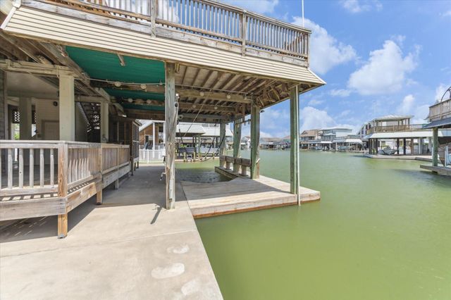 1339 Outrigger, Tiki Island, TX 77554