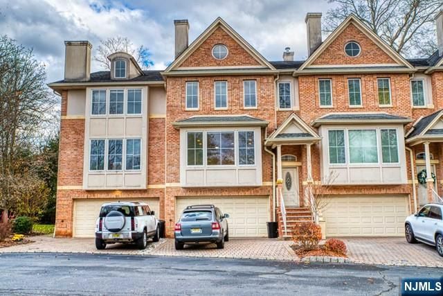 27 Harrington Court, Harrington Park, NJ 07640