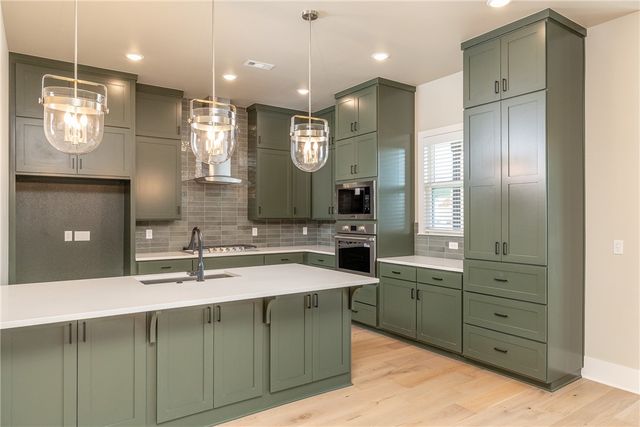 2649 E Livingston Lane, Fayetteville, AR 72703