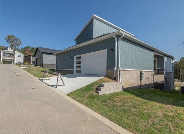 2649 E Livingston Lane, Fayetteville, AR 72703