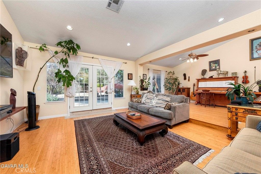 Image 5 of property listing at 41154 Heights, Palmdale, CA 93551