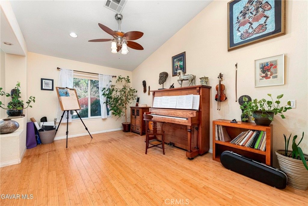 Image 7 of property listing at 41154 Heights, Palmdale, CA 93551