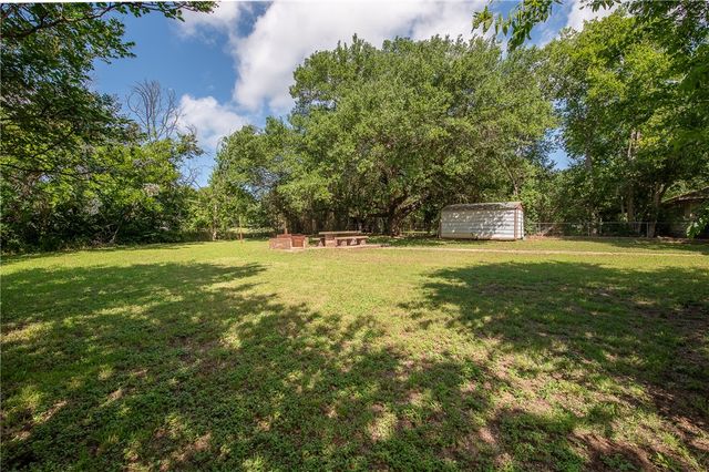 507 N Echols Street, Caldwell, TX 77836