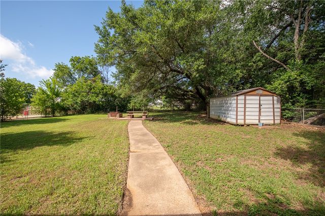 507 N Echols Street, Caldwell, TX 77836