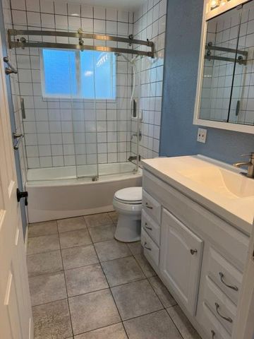 1807 Holly Dr, Lodi, CA 95242