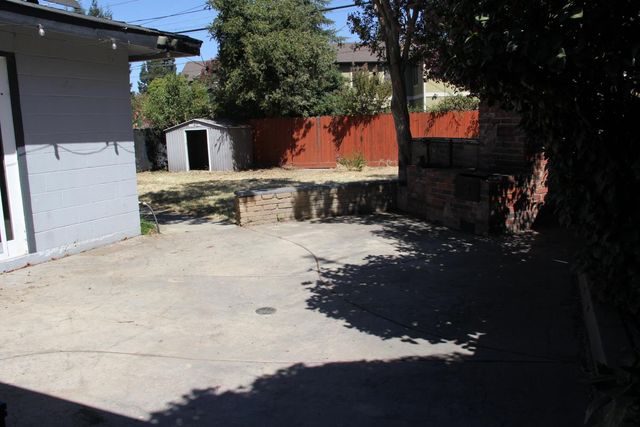 1807 Holly Dr, Lodi, CA 95242