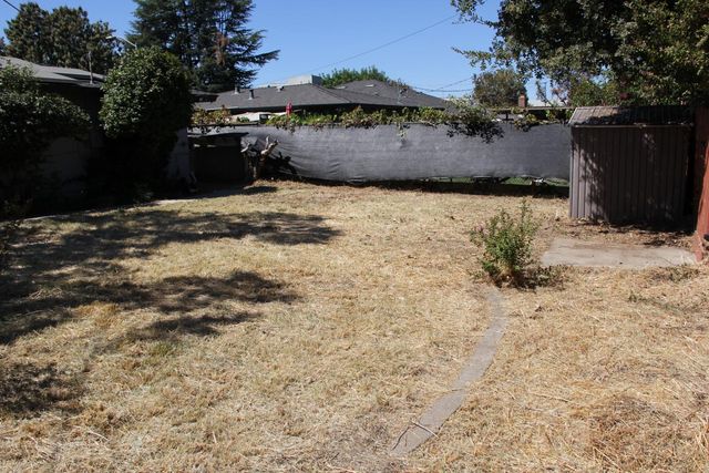 1807 Holly Dr, Lodi, CA 95242