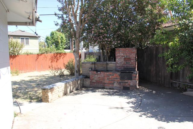 1807 Holly Dr, Lodi, CA 95242