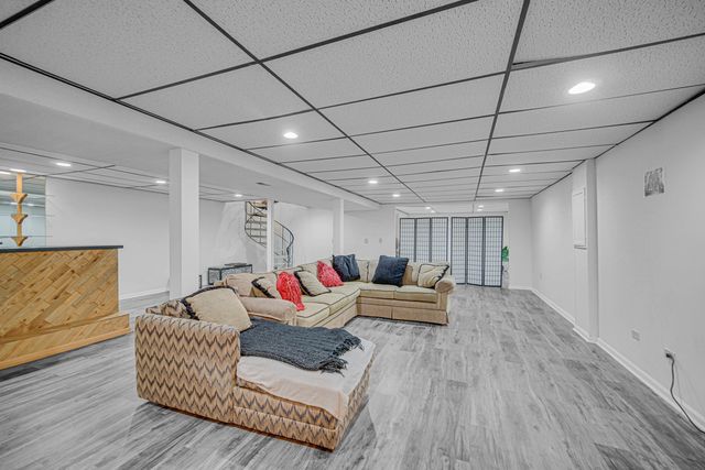 933 Shambliss Lane, Buffalo Grove, IL 60089