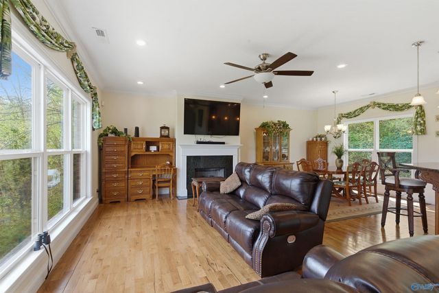 1525 Willow Beach Road, Guntersville, AL 35976