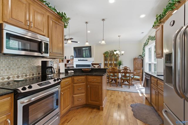 1525 Willow Beach Road, Guntersville, AL 35976