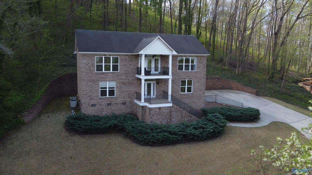 1525 Willow Beach Road, Guntersville, AL 35976