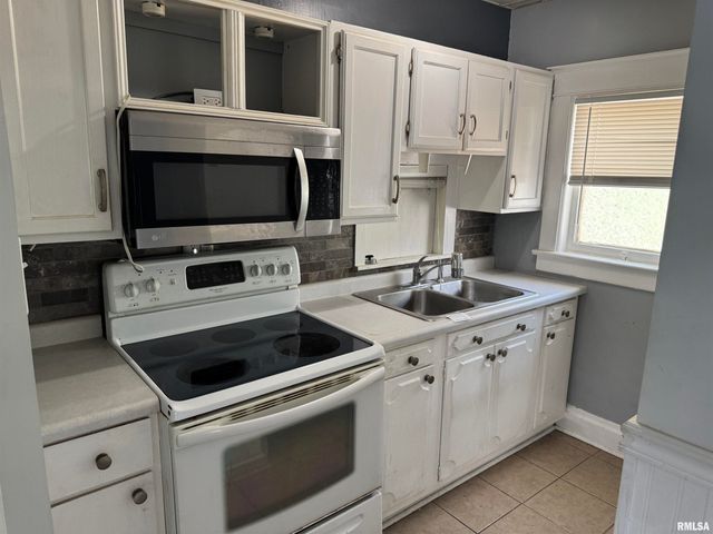 1733 S SPRING Street, Springfield, IL 62704