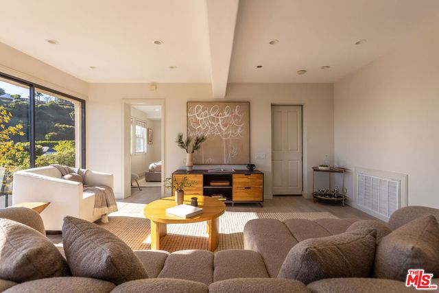 1344 Belfast Drive, Los Angeles, CA 90069