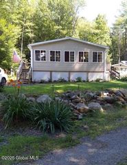 8 S 40th Road, Hadley, NY 12835