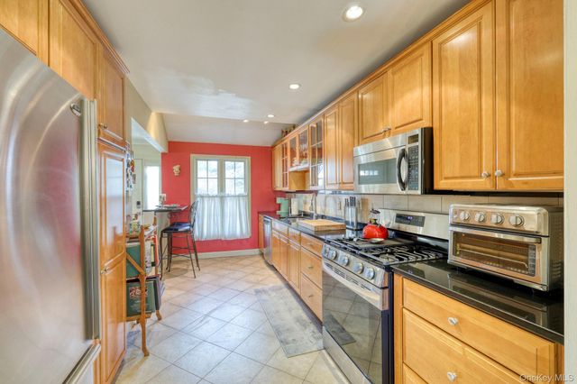 7 Birkdale Court, Poughkeepsie, NY 12603