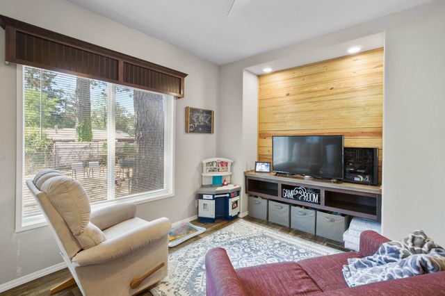 212 S Junction Avenue, Cave Junction, OR 97523