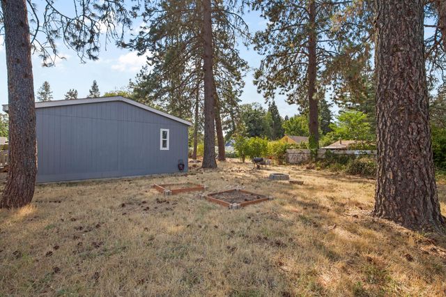 212 S Junction Avenue, Cave Junction, OR 97523