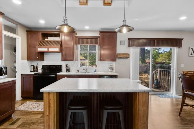 212 S Junction Avenue, Cave Junction, OR 97523