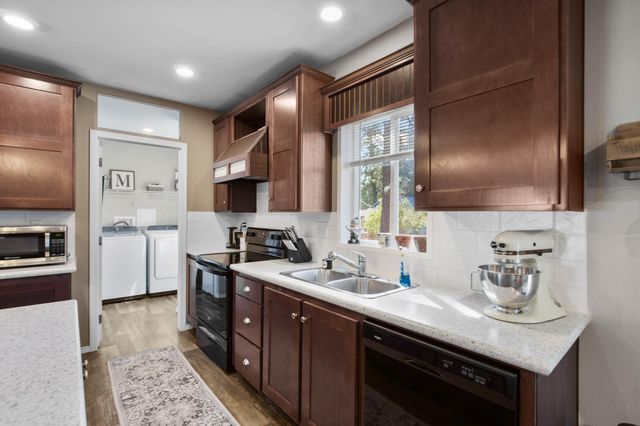 212 S Junction Avenue, Cave Junction, OR 97523