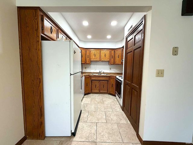 822 Woodlawn Ave Apt D, Monticello, IN 47960