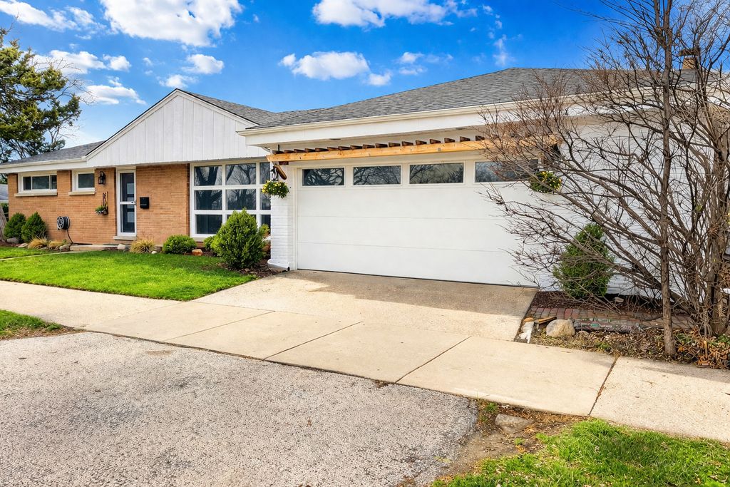 Image 2 of property listing at 6803 N KEELER Avenue, Lincolnwood, IL 60712