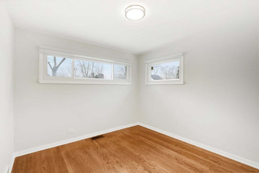 Image 12 of property listing at 6803 N KEELER Avenue, Lincolnwood, IL 60712