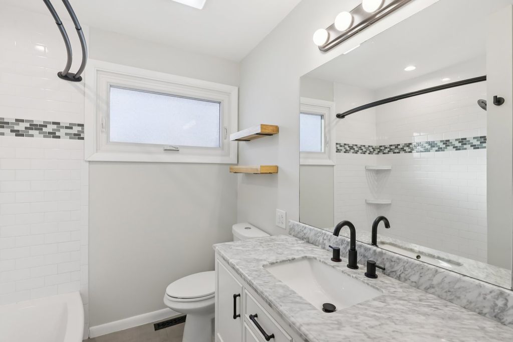 Image 14 of property listing at 6803 N KEELER Avenue, Lincolnwood, IL 60712