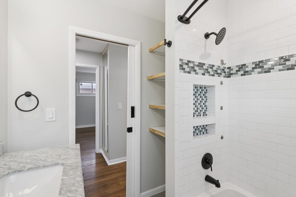 Image 15 of property listing at 6803 N KEELER Avenue, Lincolnwood, IL 60712
