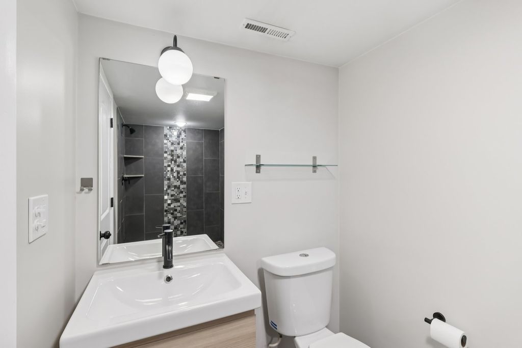 Image 18 of property listing at 6803 N KEELER Avenue, Lincolnwood, IL 60712