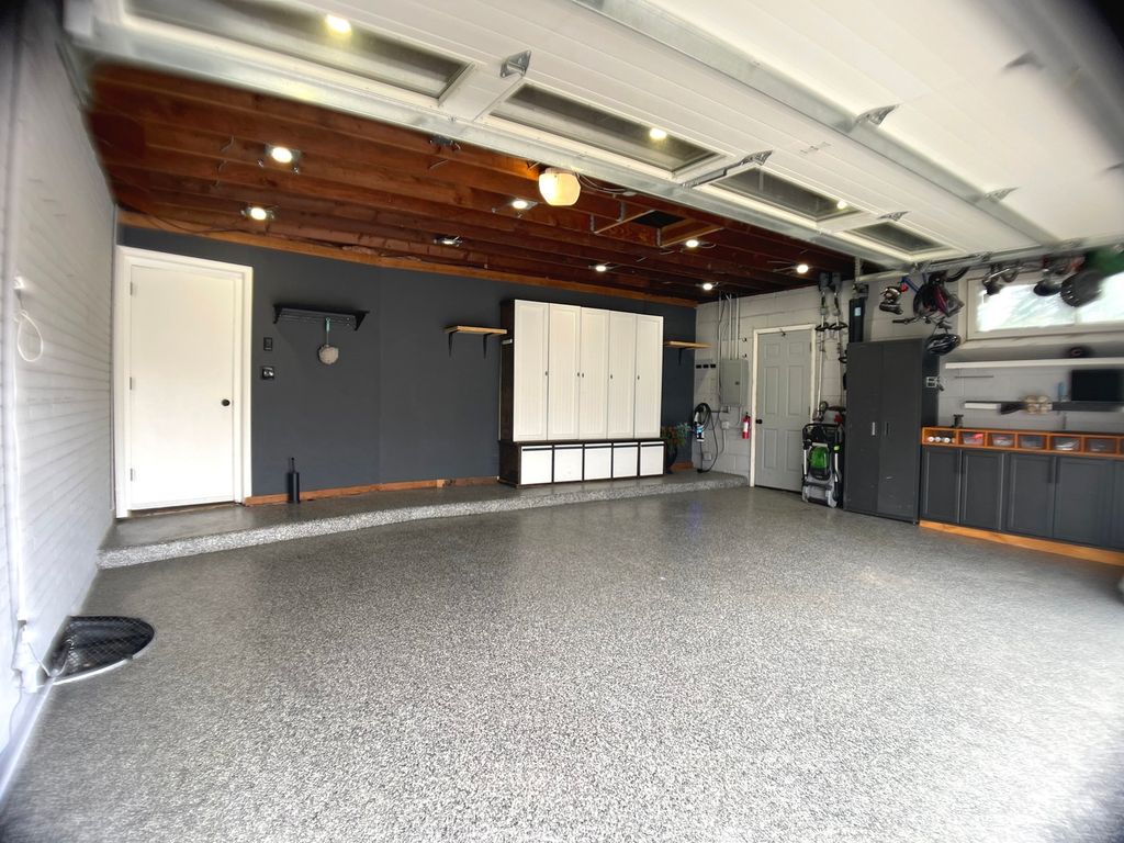 Image 20 of property listing at 6803 N KEELER Avenue, Lincolnwood, IL 60712