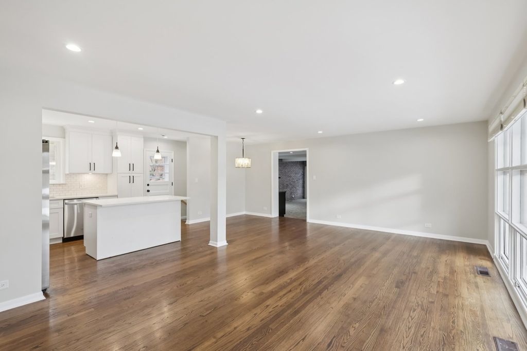 Image 3 of property listing at 6803 N KEELER Avenue, Lincolnwood, IL 60712