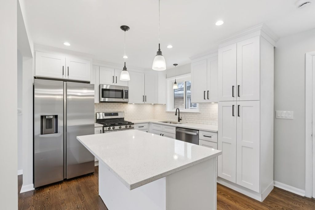 Image 5 of property listing at 6803 N KEELER Avenue, Lincolnwood, IL 60712